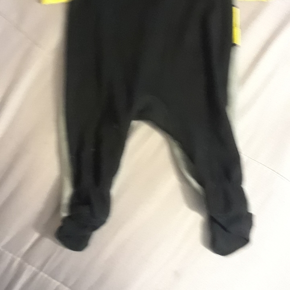 Size 3-6m baby boy Batman footie pyjamas onesie - Picture 8 of 13